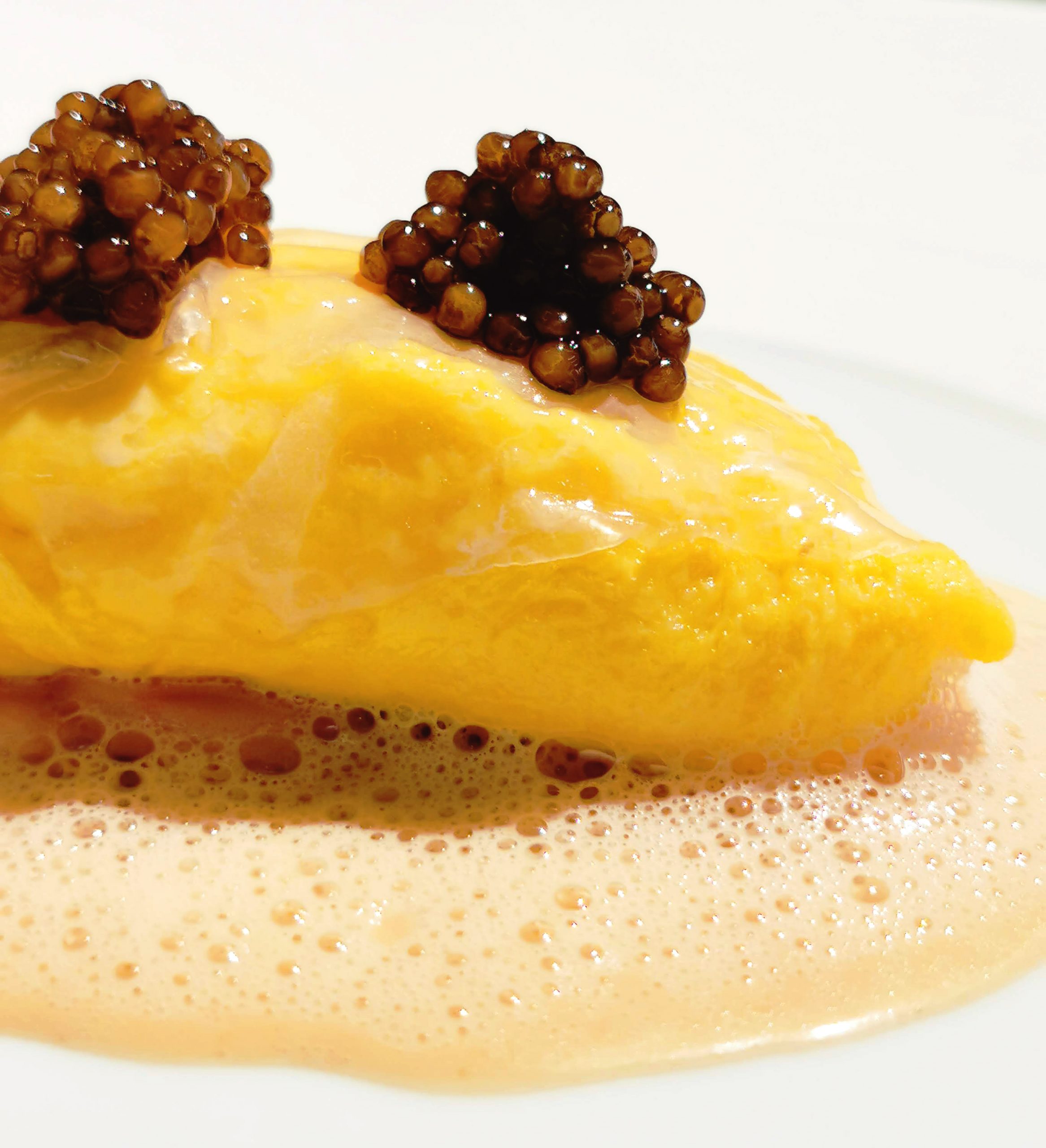 Tortilla con tuétano y caviar cubierta con grasa de jamón de Teruel DOP